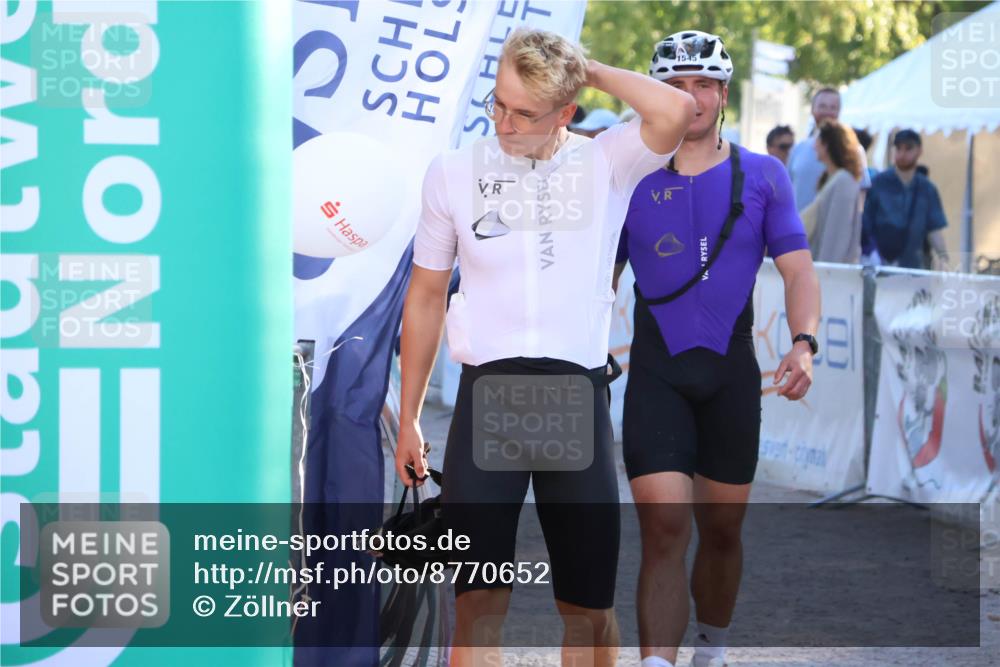 07.09.2025 - 19. Norderstedt Triathlon Zöllner http://msf.ph/oto/8770652 07.09.2025 16:43:15 Ziel 1049, 1544, 1546 meine-sportfotos.de