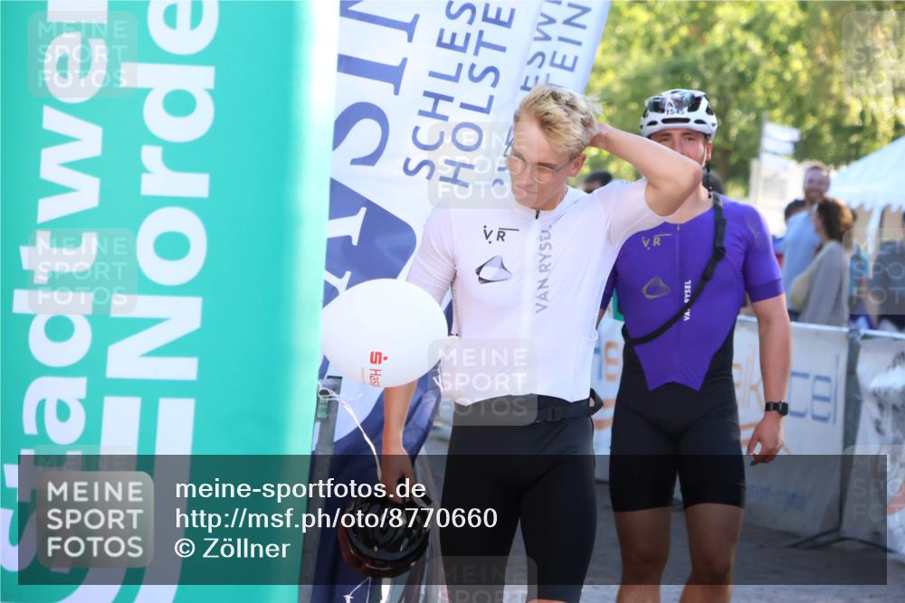 07.09.2025 - 19. Norderstedt Triathlon Zöllner http://msf.ph/oto/8770660 07.09.2025 16:43:15 Ziel 1049, 1544, 1546 meine-sportfotos.de