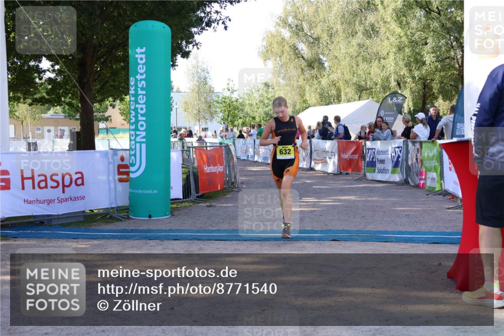 07.09.2025 - 19. Norderstedt Triathlon Zöllner http://msf.ph/oto/8771540 07.09.2025 09:52:23 Ziel 631, 632 meine-sportfotos.de