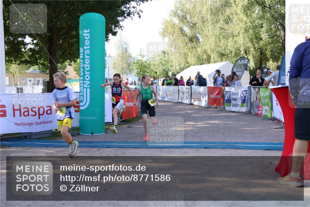 07.09.2025 - 19. Norderstedt Triathlon Zöllner http://msf.ph/oto/8771586 07.09.2025 09:52:29 Ziel 579, 580, 631 meine-sportfotos.de