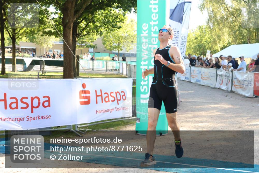 07.09.2025 - 19. Norderstedt Triathlon Zöllner http://msf.ph/oto/8771625 07.09.2025 16:46:25 Ziel 884, 1601 meine-sportfotos.de