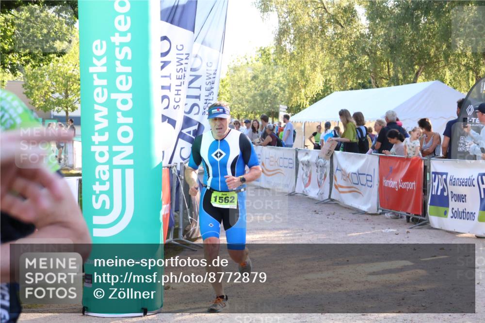 07.09.2025 - 19. Norderstedt Triathlon Zöllner http://msf.ph/oto/8772879 07.09.2025 16:50:51 Ziel 1524, 1547, 1562 meine-sportfotos.de