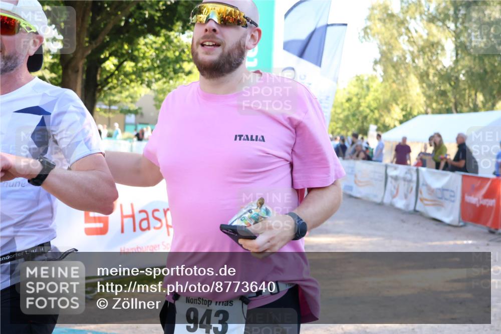 07.09.2025 - 19. Norderstedt Triathlon Zöllner http://msf.ph/oto/8773640 07.09.2025 16:53:19 Ziel 939, 943, 1632 meine-sportfotos.de