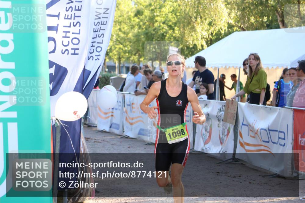 07.09.2025 - 19. Norderstedt Triathlon Zöllner http://msf.ph/oto/8774121 07.09.2025 16:55:44 Ziel 1098, 1102 meine-sportfotos.de