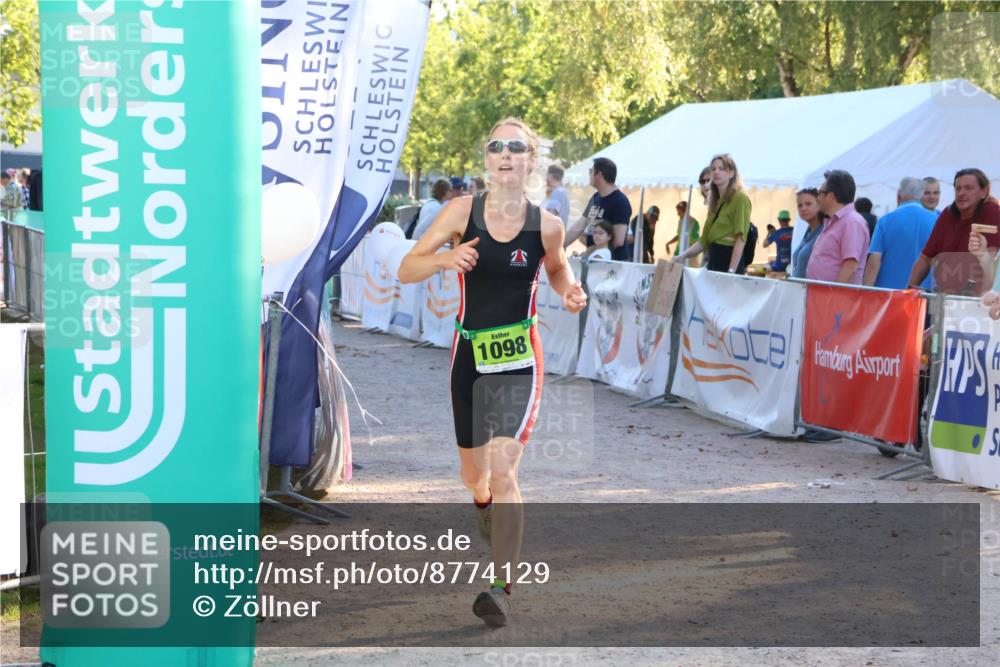 07.09.2025 - 19. Norderstedt Triathlon Zöllner http://msf.ph/oto/8774129 07.09.2025 16:55:45 Ziel 1098, 1102 meine-sportfotos.de