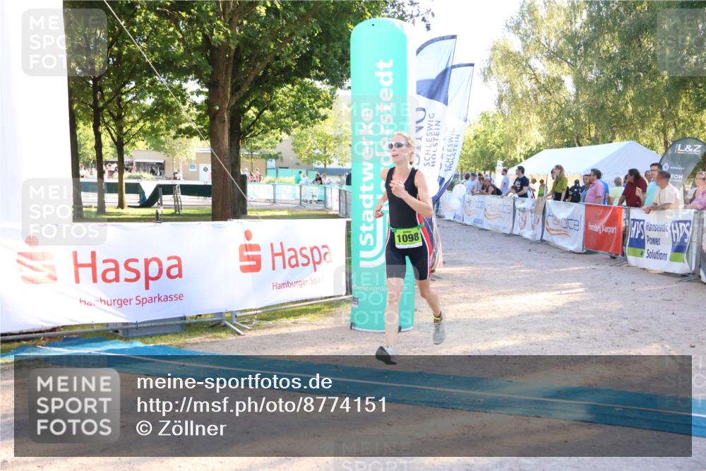 07.09.2025 - 19. Norderstedt Triathlon Zöllner http://msf.ph/oto/8774151 07.09.2025 16:55:46 Ziel 1098, 1102 meine-sportfotos.de