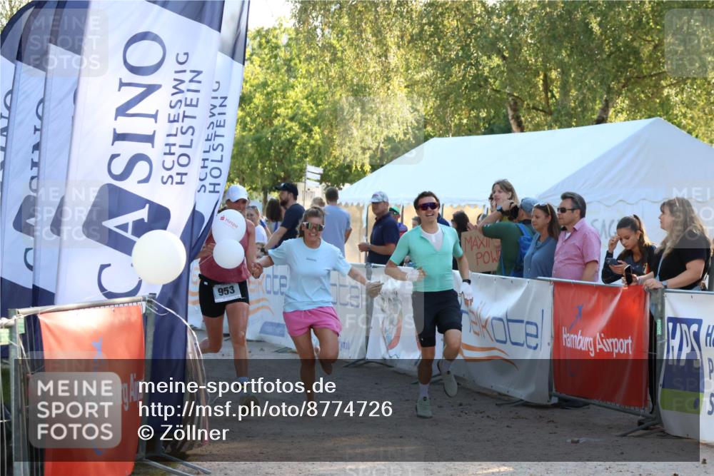 07.09.2025 - 19. Norderstedt Triathlon Zöllner http://msf.ph/oto/8774726 07.09.2025 16:58:39 Ziel 953, 956 meine-sportfotos.de