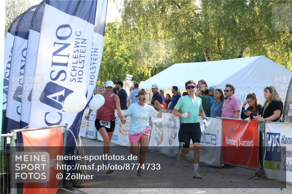 07.09.2025 - 19. Norderstedt Triathlon Zöllner http://msf.ph/oto/8774733 07.09.2025 16:58:39 Ziel 953, 956 meine-sportfotos.de