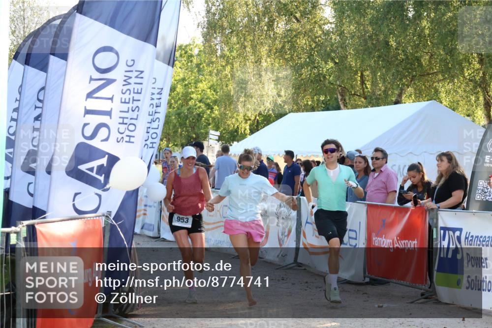 07.09.2025 - 19. Norderstedt Triathlon Zöllner http://msf.ph/oto/8774741 07.09.2025 16:58:39 Ziel 953, 956 meine-sportfotos.de