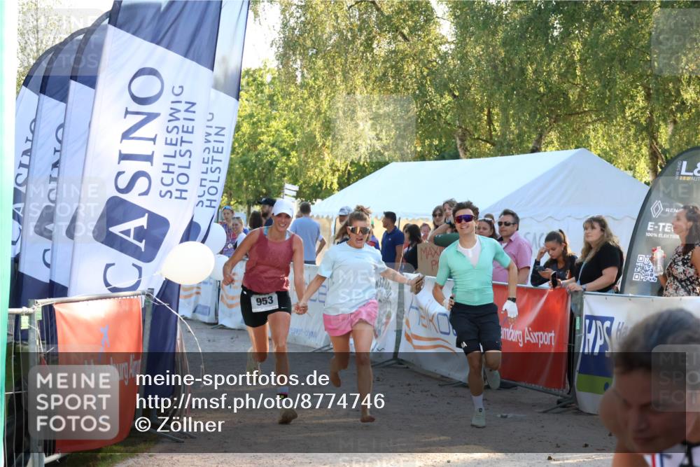 07.09.2025 - 19. Norderstedt Triathlon Zöllner http://msf.ph/oto/8774746 07.09.2025 16:58:39 Ziel 953, 956 meine-sportfotos.de