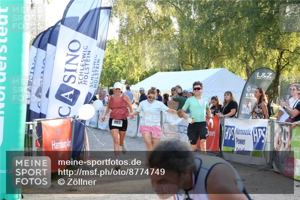 07.09.2025 - 19. Norderstedt Triathlon Zöllner http://msf.ph/oto/8774749 07.09.2025 16:58:40 Ziel 953, 956 meine-sportfotos.de