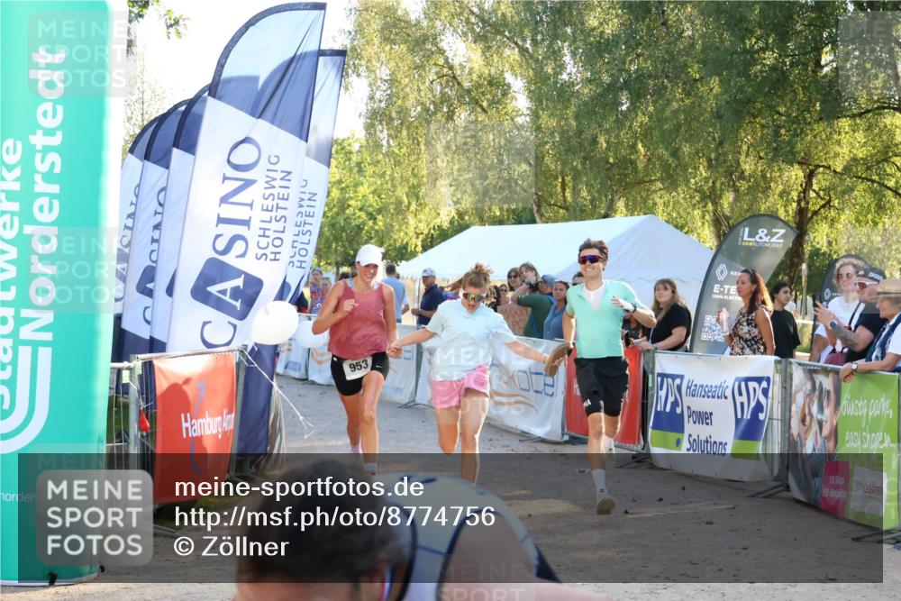 07.09.2025 - 19. Norderstedt Triathlon Zöllner http://msf.ph/oto/8774756 07.09.2025 16:58:40 Ziel 953, 956 meine-sportfotos.de