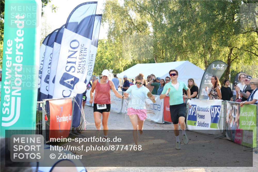 07.09.2025 - 19. Norderstedt Triathlon Zöllner http://msf.ph/oto/8774768 07.09.2025 16:58:40 Ziel 953, 956 meine-sportfotos.de