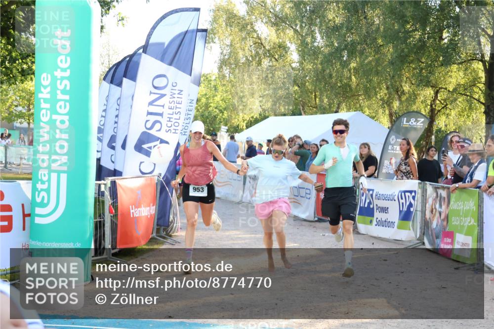 07.09.2025 - 19. Norderstedt Triathlon Zöllner http://msf.ph/oto/8774770 07.09.2025 16:58:40 Ziel 953, 956 meine-sportfotos.de