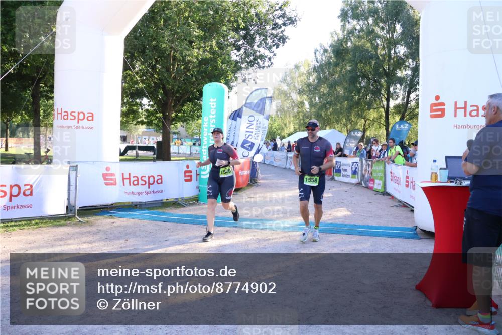 07.09.2025 - 19. Norderstedt Triathlon Zöllner http://msf.ph/oto/8774902 07.09.2025 16:59:05 Ziel 1558, 1560 meine-sportfotos.de
