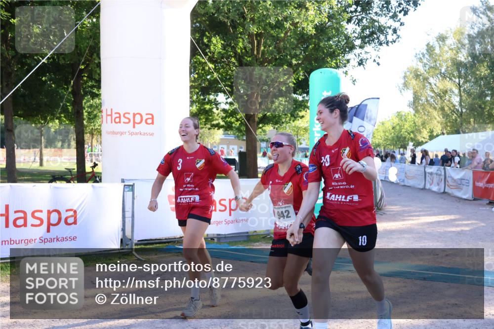 07.09.2025 - 19. Norderstedt Triathlon Zöllner http://msf.ph/oto/8775923 07.09.2025 17:04:12 Ziel 942 meine-sportfotos.de
