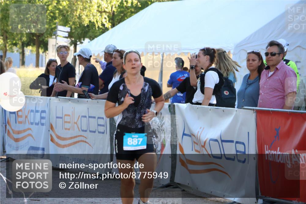 07.09.2025 - 19. Norderstedt Triathlon Zöllner http://msf.ph/oto/8775949 07.09.2025 17:05:51 Ziel 885, 887 meine-sportfotos.de