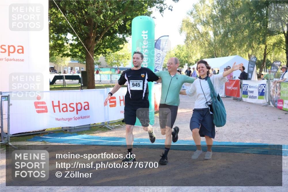 07.09.2025 - 19. Norderstedt Triathlon Zöllner http://msf.ph/oto/8776700 07.09.2025 17:11:08 Ziel 408, 945, 1410 meine-sportfotos.de