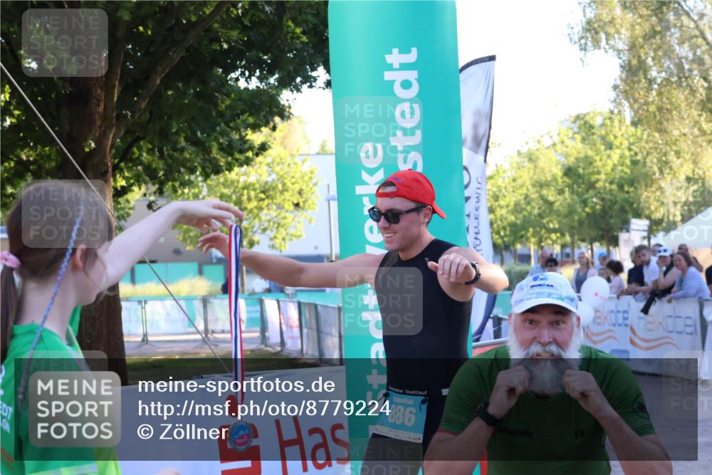 07.09.2025 - 19. Norderstedt Triathlon Zöllner http://msf.ph/oto/8779224 07.09.2025 17:29:10 Ziel 421, 886 meine-sportfotos.de