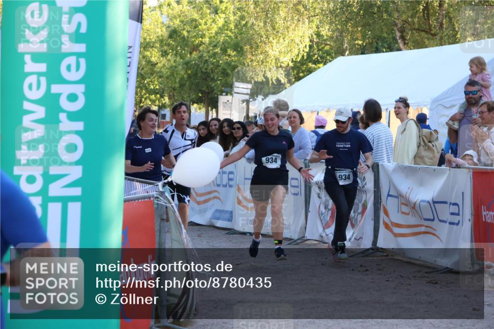 07.09.2025 - 19. Norderstedt Triathlon Zöllner http://msf.ph/oto/8780435 07.09.2025 17:35:50 Ziel 376, 934, 1454 meine-sportfotos.de