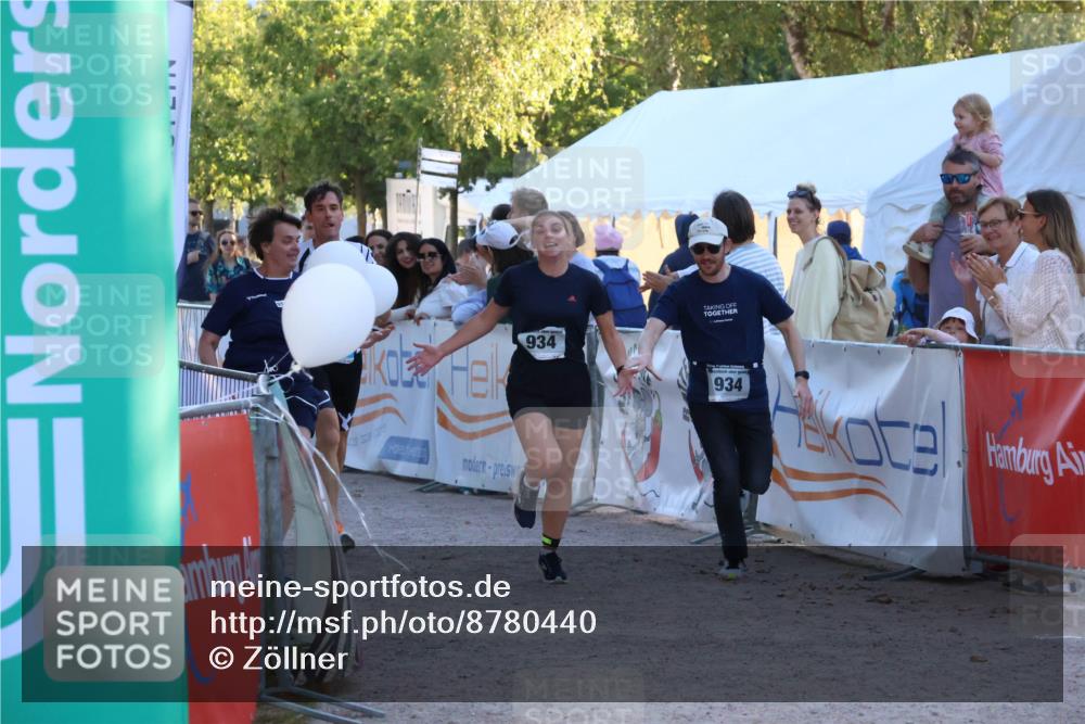 07.09.2025 - 19. Norderstedt Triathlon Zöllner http://msf.ph/oto/8780440 07.09.2025 17:35:50 Ziel 376, 934, 1454 meine-sportfotos.de