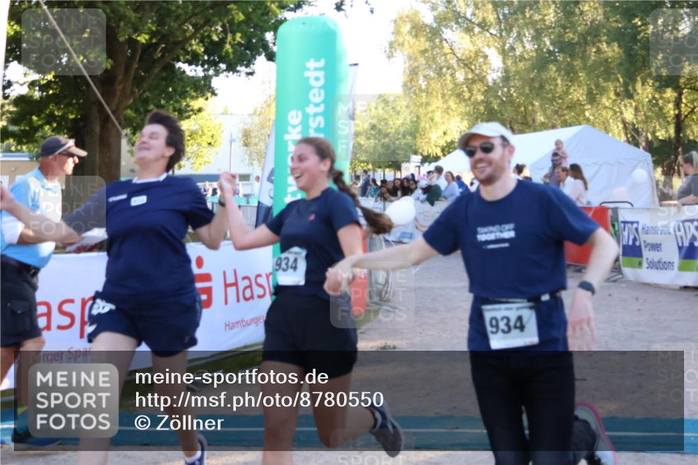 07.09.2025 - 19. Norderstedt Triathlon Zöllner http://msf.ph/oto/8780550 07.09.2025 17:35:54 Ziel 376, 934, 1454 meine-sportfotos.de