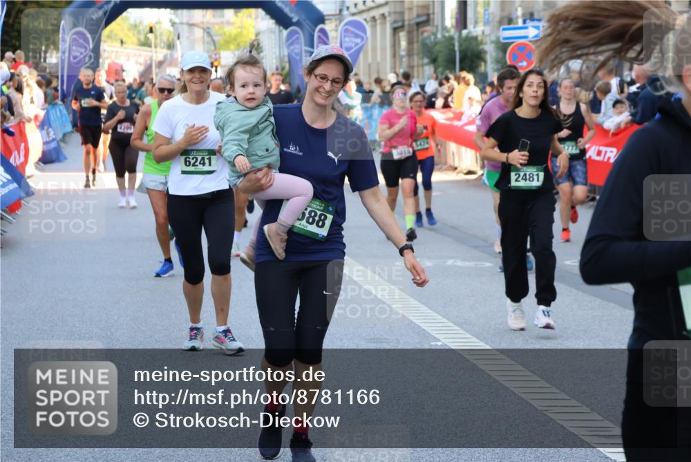 07.09.2025 - BARMER Alsterlauf Strokosch-Dieckow http://msf.ph/oto/8781166 07.09.2025 10:05:47 Ziel 2043, 2744, 3023, 3154, 3991, 4082, 4178, 4179, 4230, 4342, 4355, 4401, 4455, 4465, 4537, 4570, 4793, 4807, 5105, 5363, 5431, 5432, 5478, 5595, 5621, 5728, 5762, 5811, 6085, 6101, 6129, 6221, 6231, 8023, 8064, 8121, 8184, 8185, 8332, 8333, 8466 meine-sportfotos.de