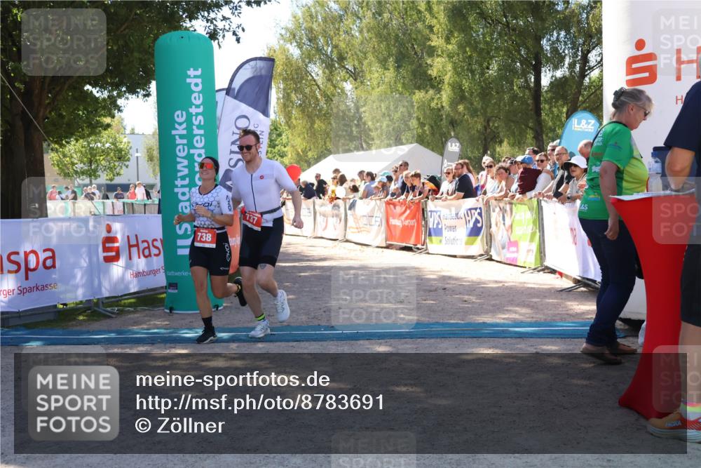 07.09.2025 - 19. Norderstedt Triathlon Zöllner http://msf.ph/oto/8783691 07.09.2025 13:05:55 Ziel 737, 738 meine-sportfotos.de