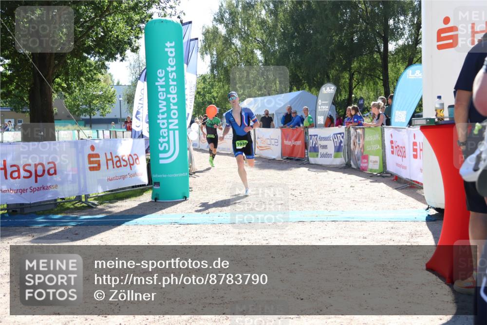 07.09.2025 - 19. Norderstedt Triathlon Zöllner http://msf.ph/oto/8783790 07.09.2025 15:16:12 Ziel 1037, 1038 meine-sportfotos.de