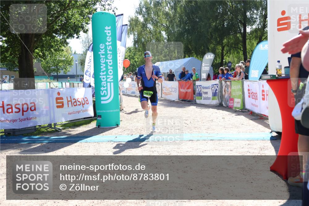 07.09.2025 - 19. Norderstedt Triathlon Zöllner http://msf.ph/oto/8783801 07.09.2025 15:16:13 Ziel 1037, 1038 meine-sportfotos.de