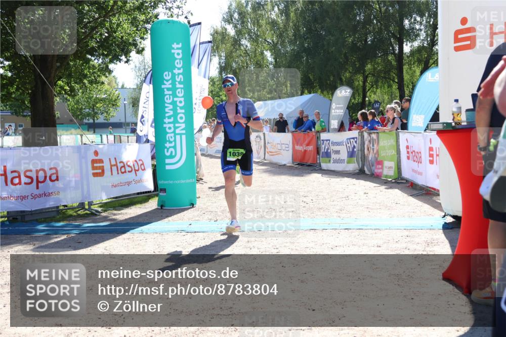 07.09.2025 - 19. Norderstedt Triathlon Zöllner http://msf.ph/oto/8783804 07.09.2025 15:16:13 Ziel 1037, 1038 meine-sportfotos.de