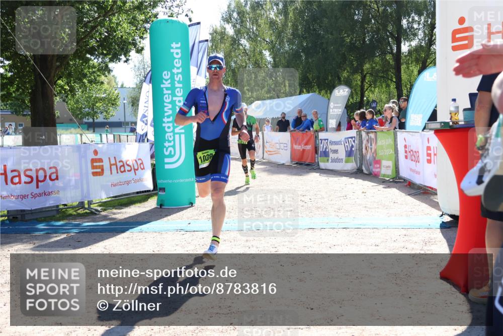 07.09.2025 - 19. Norderstedt Triathlon Zöllner http://msf.ph/oto/8783816 07.09.2025 15:16:13 Ziel 1037, 1038 meine-sportfotos.de