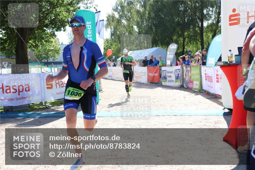 07.09.2025 - 19. Norderstedt Triathlon Zöllner http://msf.ph/oto/8783824 07.09.2025 15:16:14 Ziel 962, 1037, 1038 meine-sportfotos.de