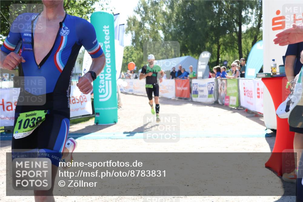 07.09.2025 - 19. Norderstedt Triathlon Zöllner http://msf.ph/oto/8783831 07.09.2025 15:16:14 Ziel 962, 1037, 1038 meine-sportfotos.de