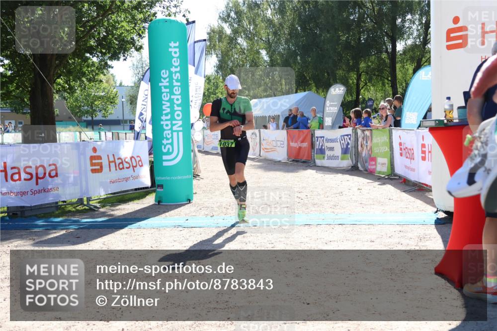 07.09.2025 - 19. Norderstedt Triathlon Zöllner http://msf.ph/oto/8783843 07.09.2025 15:16:15 Ziel 962, 1037, 1038 meine-sportfotos.de