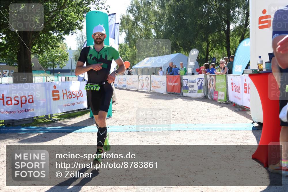 07.09.2025 - 19. Norderstedt Triathlon Zöllner http://msf.ph/oto/8783861 07.09.2025 15:16:15 Ziel 962, 1037, 1038 meine-sportfotos.de