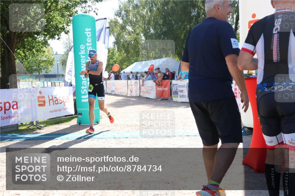07.09.2025 - 19. Norderstedt Triathlon Zöllner http://msf.ph/oto/8784734 07.09.2025 15:24:03 Ziel 976, 988 meine-sportfotos.de