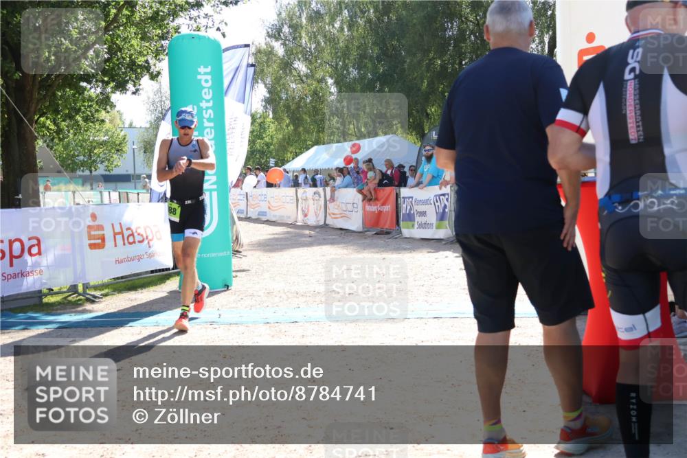 07.09.2025 - 19. Norderstedt Triathlon Zöllner http://msf.ph/oto/8784741 07.09.2025 15:24:03 Ziel 976, 988 meine-sportfotos.de