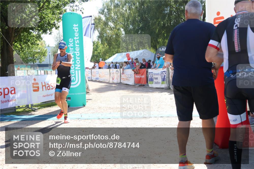 07.09.2025 - 19. Norderstedt Triathlon Zöllner http://msf.ph/oto/8784744 07.09.2025 15:24:03 Ziel 976, 988 meine-sportfotos.de