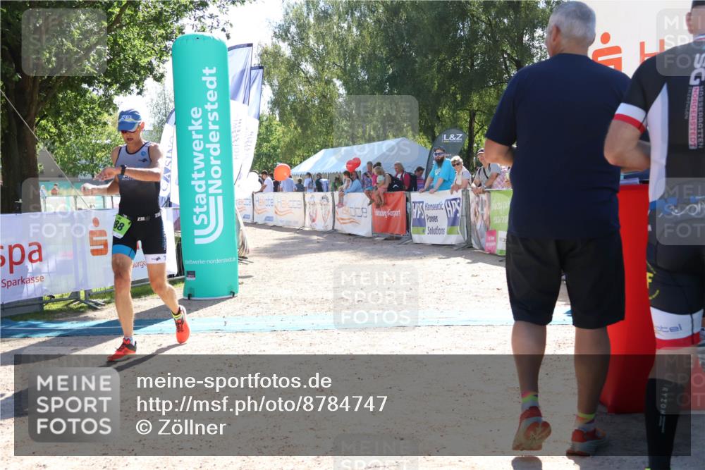 07.09.2025 - 19. Norderstedt Triathlon Zöllner http://msf.ph/oto/8784747 07.09.2025 15:24:04 Ziel 976, 988 meine-sportfotos.de