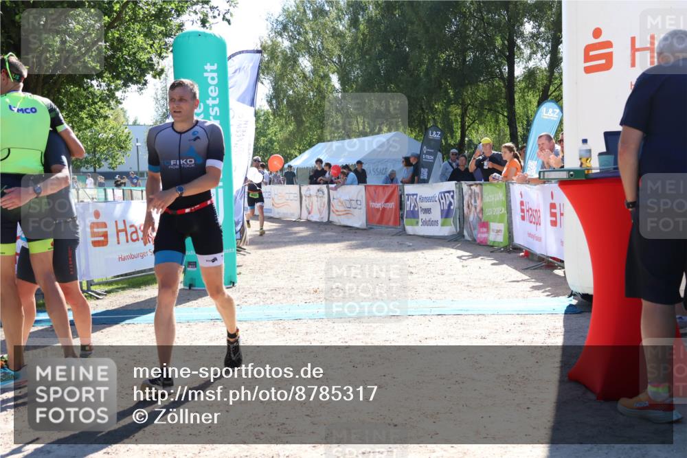 07.09.2025 - 19. Norderstedt Triathlon Zöllner http://msf.ph/oto/8785317 07.09.2025 15:29:27 Ziel 394, 990, 991 meine-sportfotos.de