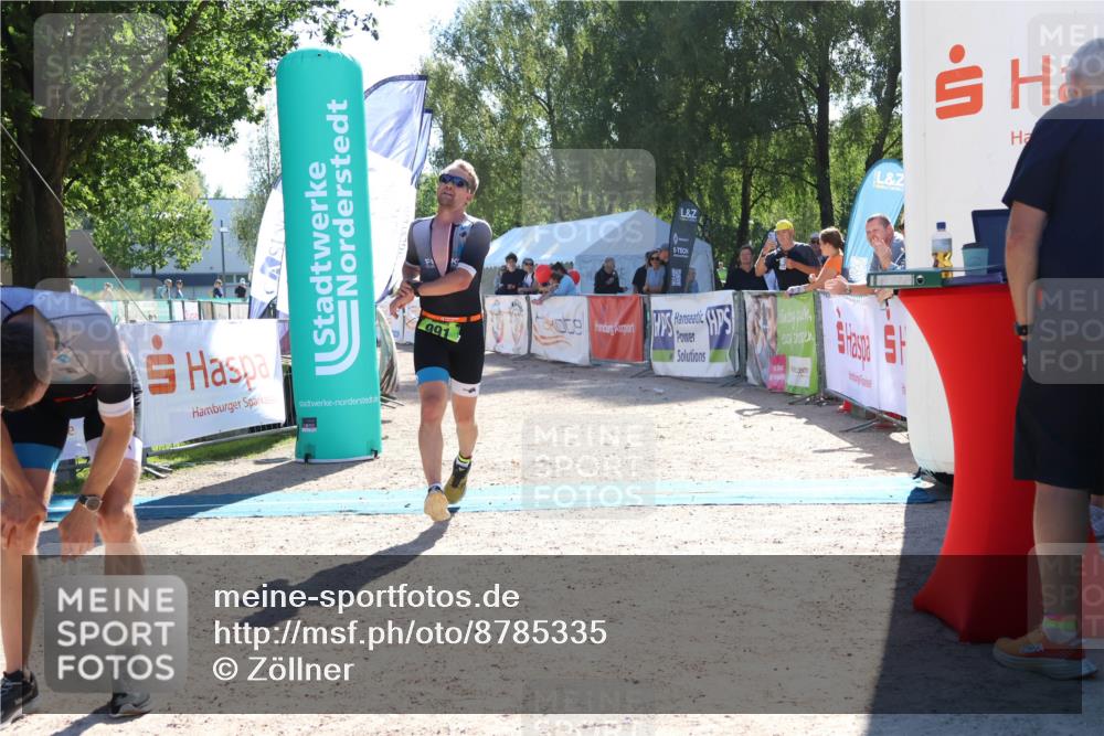 07.09.2025 - 19. Norderstedt Triathlon Zöllner http://msf.ph/oto/8785335 07.09.2025 15:29:31 Ziel 990, 991 meine-sportfotos.de