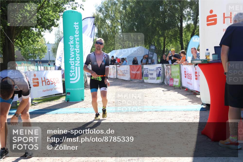07.09.2025 - 19. Norderstedt Triathlon Zöllner http://msf.ph/oto/8785339 07.09.2025 15:29:31 Ziel 990, 991 meine-sportfotos.de