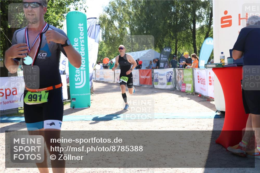 07.09.2025 - 19. Norderstedt Triathlon Zöllner http://msf.ph/oto/8785388 07.09.2025 15:29:44 Ziel 1020, 1027 meine-sportfotos.de