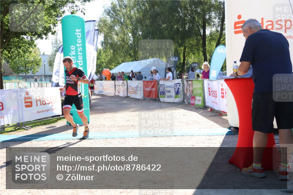 07.09.2025 - 19. Norderstedt Triathlon Zöllner http://msf.ph/oto/8786422 07.09.2025 15:40:24 Ziel 977, 982 meine-sportfotos.de