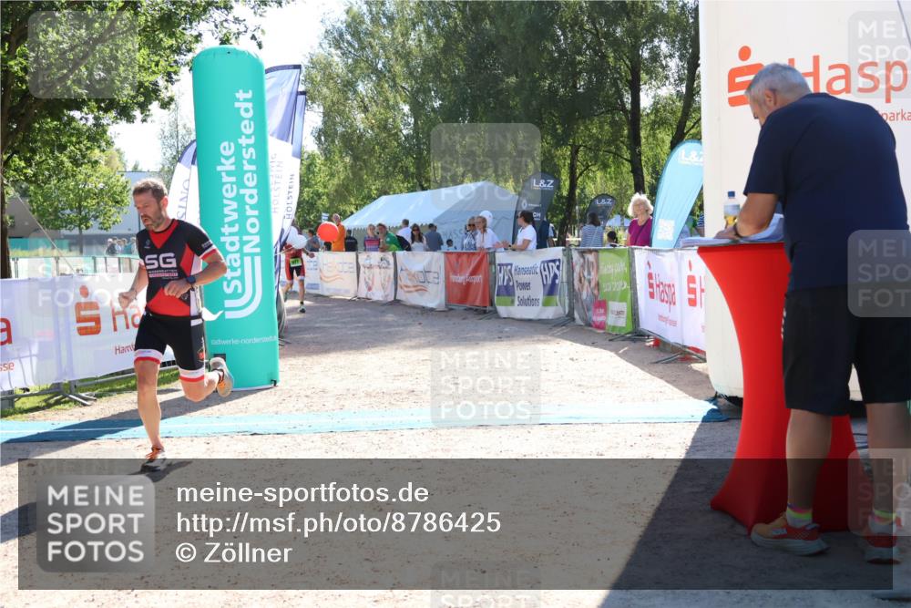 07.09.2025 - 19. Norderstedt Triathlon Zöllner http://msf.ph/oto/8786425 07.09.2025 15:40:24 Ziel 977, 982 meine-sportfotos.de