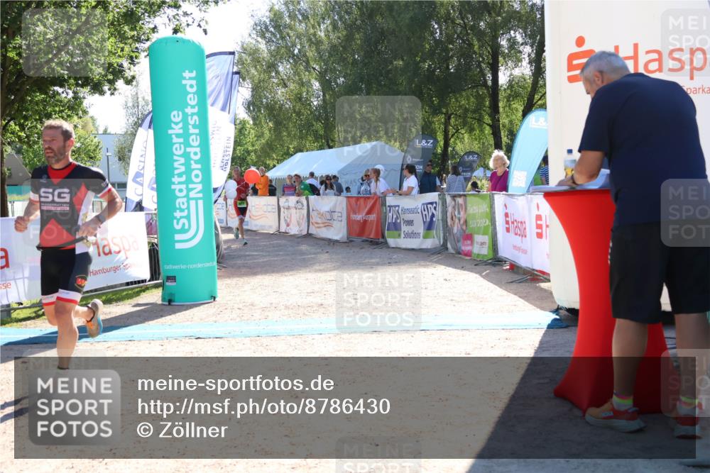 07.09.2025 - 19. Norderstedt Triathlon Zöllner http://msf.ph/oto/8786430 07.09.2025 15:40:24 Ziel 977, 982 meine-sportfotos.de