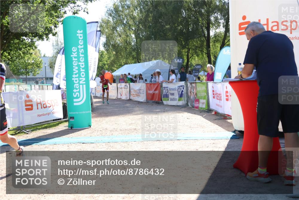 07.09.2025 - 19. Norderstedt Triathlon Zöllner http://msf.ph/oto/8786432 07.09.2025 15:40:24 Ziel 977, 982 meine-sportfotos.de