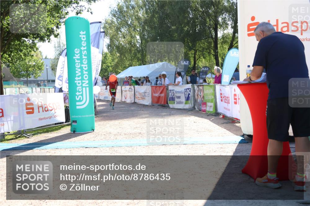 07.09.2025 - 19. Norderstedt Triathlon Zöllner http://msf.ph/oto/8786435 07.09.2025 15:40:25 Ziel 977, 982 meine-sportfotos.de