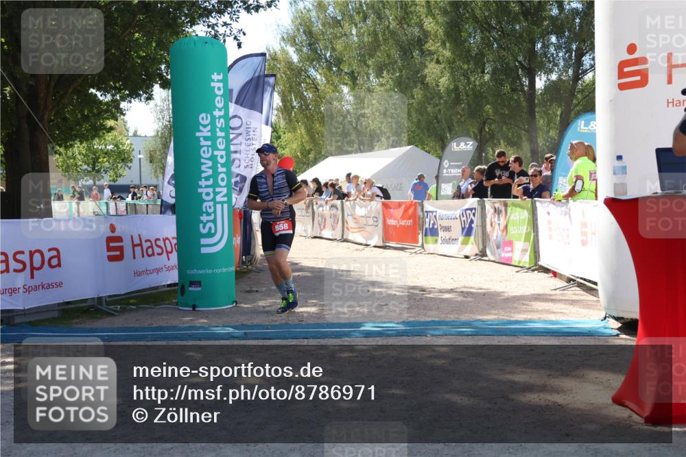 07.09.2025 - 19. Norderstedt Triathlon Zöllner http://msf.ph/oto/8786971 07.09.2025 13:29:28 Ziel 858, 1235 meine-sportfotos.de
